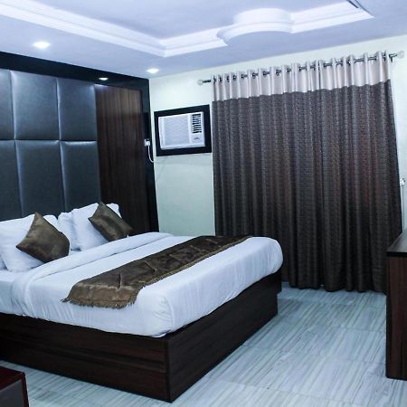 Six Diamond Hotel Икеджа Екстериор снимка