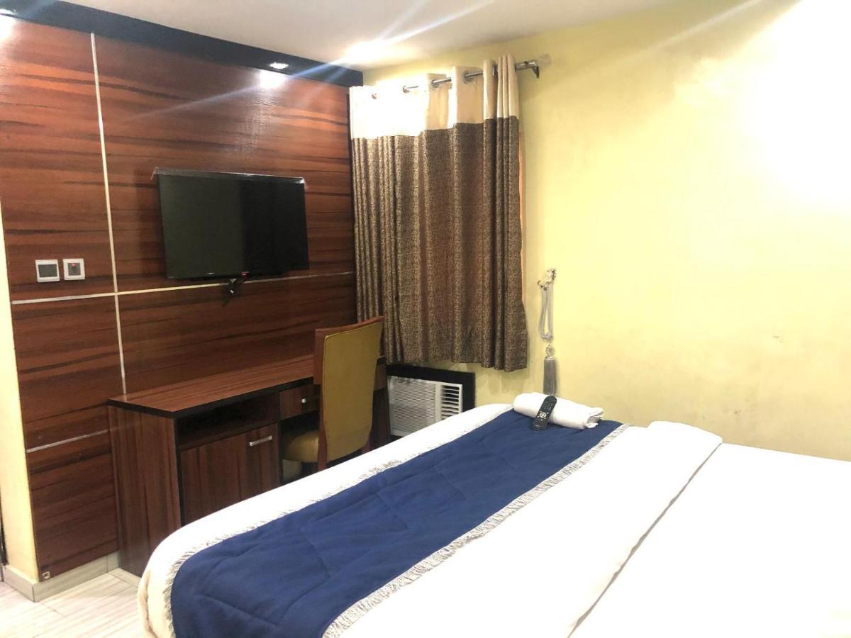 Six Diamond Hotel Икеджа Екстериор снимка