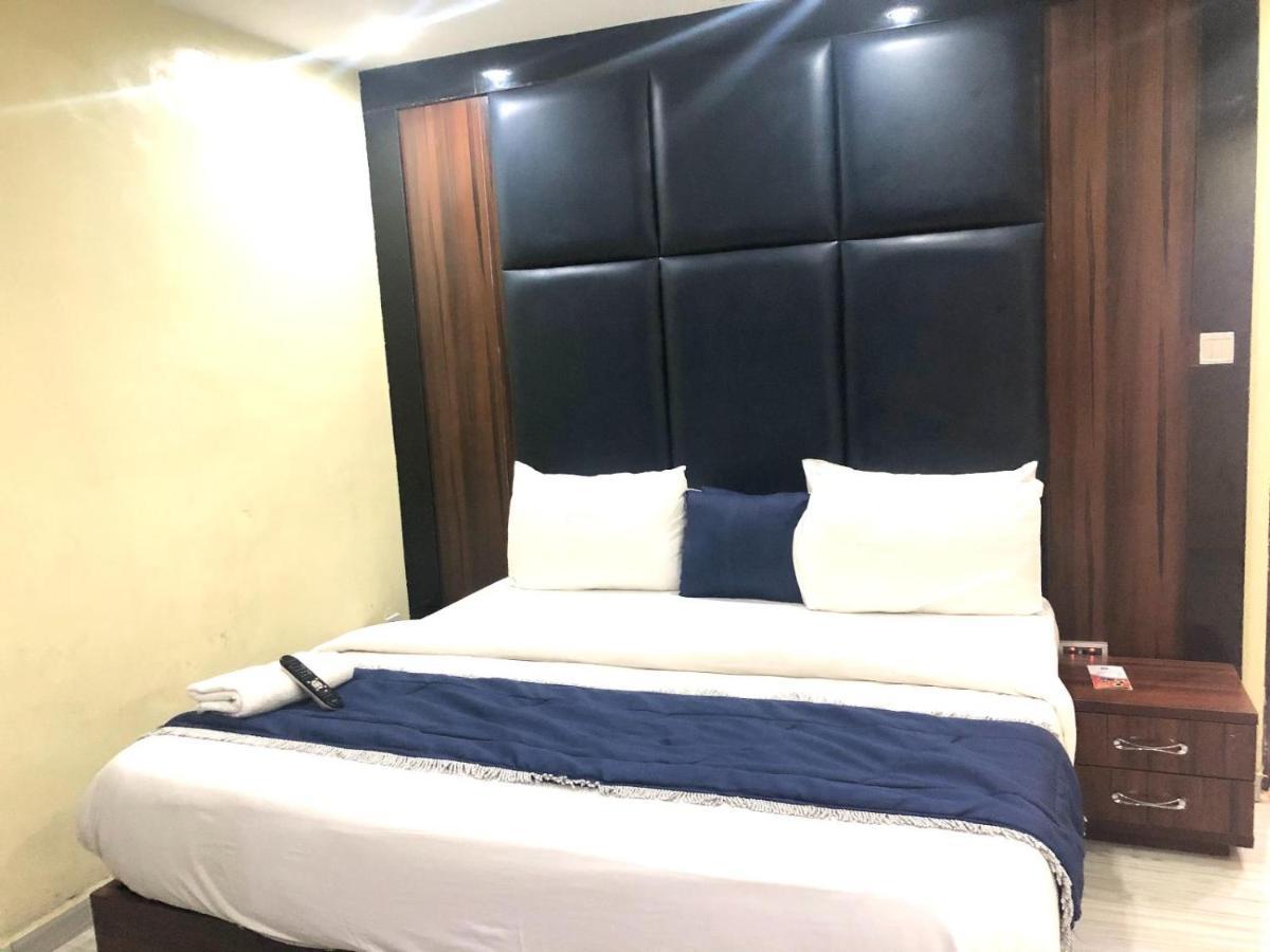 Six Diamond Hotel Икеджа Екстериор снимка